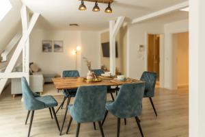 een eetkamer met een tafel en stoelen bij soulscape Apartments Zwickau kompakter LOFT-Wohnraum mit Lift direkt in die Wohnung, modern, zentrumsnah, gratis WIFI in Zwickau