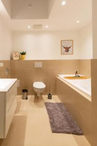 een badkamer met een toilet, een bad en een wastafel bij soulscape Apartments Zwickau kompakter LOFT-Wohnraum mit Lift direkt in die Wohnung, modern, zentrumsnah, gratis WIFI in Zwickau