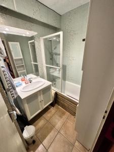 a bathroom with a sink and a shower and a toilet at Résidence Les Glovettes - Studio pour 4 Personnes 954 in Villard-de-Lans
