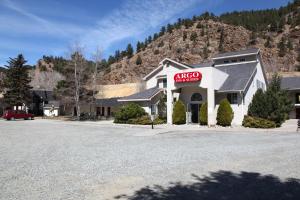a aloco antiques store in front of a mountain at Argo Inn and Suites in Idaho Springs