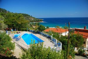 Bazén v ubytování Hotel Smaragdi nebo v jeho okolí