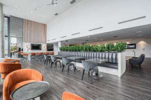 um restaurante com mesas, cadeiras e plantas em Modern 1BR King Bed Condo - Private Balcony em Kitchener