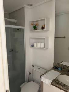 een badkamer met een douche, een toilet en een wastafel bij Apartamento Edificio Sunset 1404 in Vila Velha
