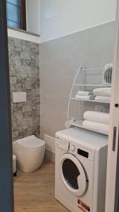 y baño con lavadora y aseo. en Alloggio turistico Pietra Viva en Vitorchiano