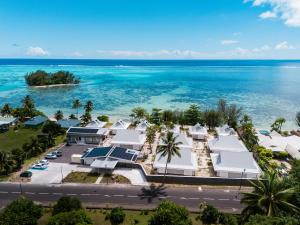 een luchtzicht op een resort naast de oceaan bij Niu Beach Hôtel Moorea in Moorea