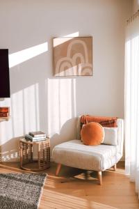 uma sala de estar com um sofá com uma almofada em Ocean Oasis Port Campbell em Port Campbell