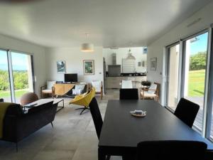 uma sala de estar com mesa e cadeiras em Résidence L-tregastel - Maisons & Villas 374 em Trégastel