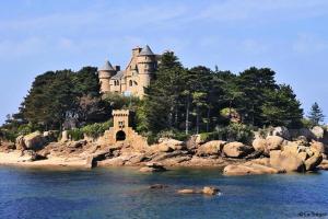 un château sur une île dans l'eau dans l'établissement Résidence L08-tregastel - Maison confort 3 étoiles dans un cadre verdoyant MAE-1374, à Trégastel