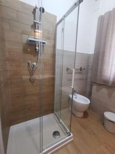 La salle de bains est pourvue d'une cabine de douche et de toilettes. dans l'établissement B&b AmMarí. Appartamento - Bilocale., à Gallico