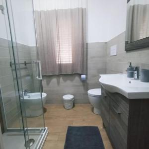 La salle de bains est pourvue d'une douche, de toilettes et d'un lavabo. dans l'établissement B&b AmMarí. Appartamento - Bilocale., à Gallico