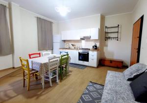 a kitchen and dining room with a table and chairs at B&b AmMarí. Appartamento - Bilocale. in Gallico