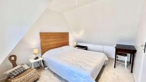 - une petite chambre avec un lit et un bureau dans l'établissement Résidence D-pleumeur Bodou - Maisons & Villas 314, à Pleumeur-Bodou