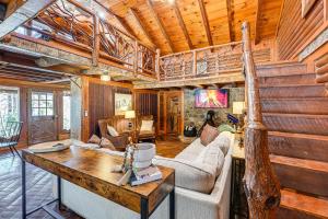 uma sala de estar cheia de mobiliário e um tecto de madeira em Stunning Georgia Cabin with Private Hot Tub and Views em Tiger