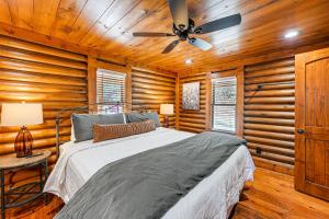 um quarto com uma cama e uma ventoinha de tecto em Stunning Georgia Cabin with Private Hot Tub and Views em Tiger