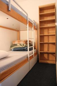 Bunk bed o mga bunk bed sa kuwarto sa Résidence Schuss - Studio pour 5 Personnes 36