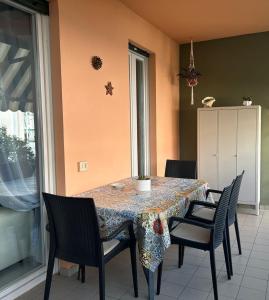 - une table à manger avec des chaises et une nappe dans l'établissement La Via dei Trabocchi, à Rocca San Giovanni