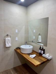 uma casa de banho com um lavatório e um espelho em 7 Valles em Ensenada