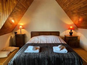 - une chambre avec 2 bébés dormant sur un lit dans l'établissement Résidence D06-tregastel - Découvrez Torr Penn nichée dans les rochers roses MAE-1741, à Trégastel