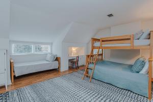 a bedroom with two bunk beds and a couch at Artopia Retreat in Greensboro