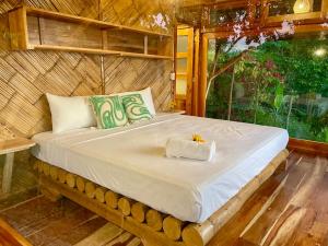 ein großes Bett in einem Zimmer mit Fenster in der Unterkunft Impresionante vista 360 I Cochapunko Ayampe 3 in Ayampe