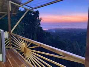 von einem Balkon eines Hauses mit Meerblick in der Unterkunft Impresionante vista 360 I Cochapunko Ayampe 3 in Ayampe