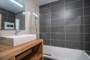 Résidence LES TERRASSES DE LA VANOISE - Appartement LES TERRASSES DE LA VAN 924 tesisinde bir banyo