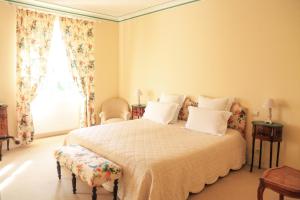 um quarto com uma cama grande e uma janela em Chateau Sénailhac em Tresses