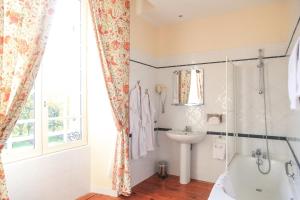 łazienka z wanną i umywalką w obiekcie Chateau Sénailhac w mieście Tresses