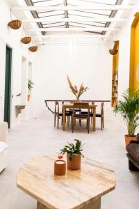 ein Wohnzimmer mit einem Tisch und Stühlen in der Unterkunft Le Jardin d'Hiver Saint Victor in Marseille