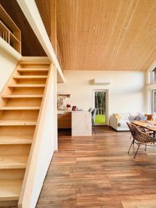 uma escada que leva à cozinha e sala de estar de uma casa em Saaremaa majake mere ääres em Torgu