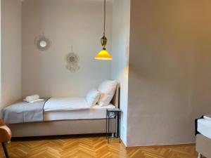 Postel nebo postele na pokoji v ubytování TAMLiving Mureck-NEU-Voll Ausgesattet-Küche-Smart TV-WIFI-Parken Frei + 16 fotografií