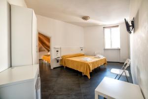 pokój z łóżkiem i stołem w obiekcie B&B La Chiave w mieście Vietri sul Mare