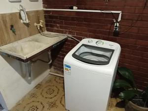 śmietnik w łazience z umywalką w obiekcie Refúgio Piratininga 202 w mieście Niterói