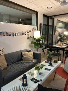 Posedenie v ubytovaní NC Hostel