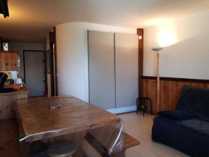 un salon avec une table en bois et un canapé dans l'établissement Résidence Les Arolles - Apartement 2 pièces 6 personnes à Arc 1600 en centre station et proche des pistes MAE-1701, à Arc 1600