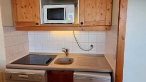 Kuchnia lub aneks kuchenny w obiekcie Résidence Ruitor Arc 1800 - Appartement 3 pièces pour 6 personnes dans une résidence calme, proche du télécabine dans le village de Charmettoger à Arc 1800 MAE-1722