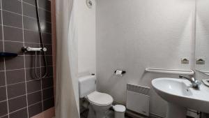 Łazienka w obiekcie Résidence Ruitor Arc 1800 - Appartement 3 pièces pour 6 personnes dans une résidence calme, proche du télécabine dans le village de Charmettoger à Arc 1800 MAE-1722