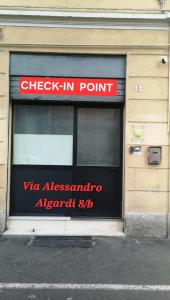 ボローニャにあるPalazzo Bargellini Panzacchi Rooms & Apartmentの赤い看板が貼られた店窓