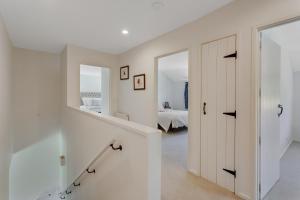 een witte kamer met een deur en een slaapkamer bij Sierra Sky Manor located in Countryside in Dairy Flat