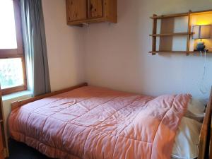 Un dormitorio con una cama en una habitación con ventana. en Résidence Fond Blanc - Studio pour 4 personnes à Arc 2000 proche des commerces et des pistes MAE-1788, en Arc 2000