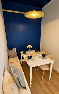 Appartement Le Porto في شوليه: غرفة معيشة مع طاولة بيضاء وأريكة