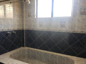 Ένα μπάνιο στο Apartamento Tranquilo y Espacioso cerca de Quito +24 φωτογραφίες