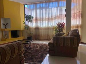 Χώρος καθιστικού στο Apartamento Tranquilo y Espacioso cerca de Quito