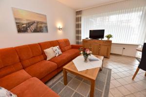 ein Wohnzimmer mit einer Couch und einem Couchtisch in der Unterkunft Haus "Luv und Lee" Appartement LEE02 in Döse