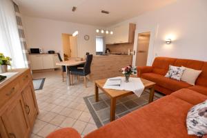Ein Sitzbereich in der Unterkunft Haus "Luv und Lee" Appartement LEE02