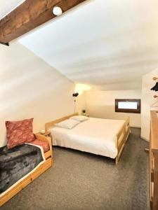 Posteľ alebo postele v izbe v ubytovaní Résidence Le Chantelouve - Studio cabine avec mezzanine pour 5 personnes à Val d'Isère à 300m du centre du village et 450m des pistes MAE-1805