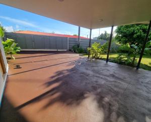 una sombra de un árbol en un patio en Raahere Lodge - near the city center, en Papeete