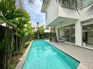 una piscina en el patio trasero de una casa en casa en samborondon, en Guayaquil