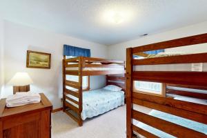 a bedroom with two bunk beds and a desk at Sunny Daze SO08 in Salvo