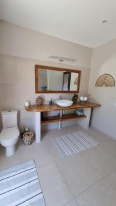y baño con lavabo y aseo. en Raahere Lodge - near the city center, en Papeete